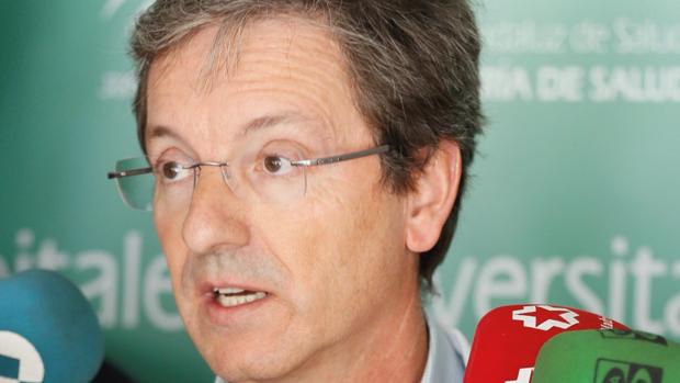 El doctor José Miguel Cisneros, portavoz de la junta en esta crisis