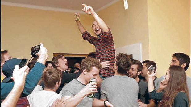 Sandro Marín, manteado por sus compañeros estudiantes del Erasmus