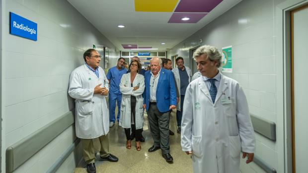 El consejero de Salud y Familias, Jesús Aguirre, en las Urgencias del Hospital Virgen del Rocío
