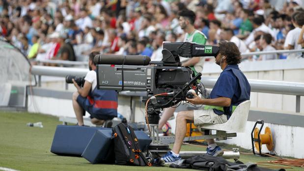 Un operador de cámara, en el estadio El Arcángel