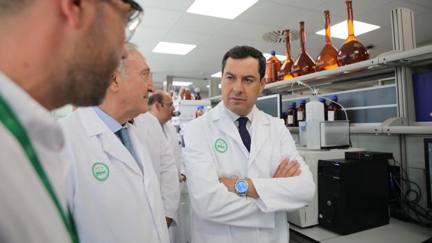 El presidente de la Junta de Andalucía, Juanma Moreno, ha visitado este jueves las instalaciones de Rovi en Granada, acompañado de Juan López-Belmonte, consejero delegado de la farmcéutica