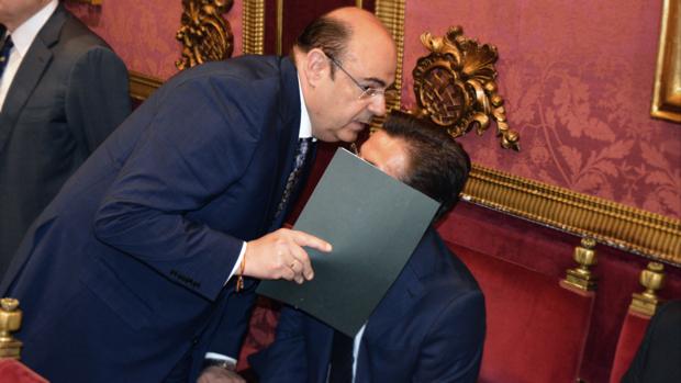 El popular Sebastián Pérez habla con el alcalde de Ciudadanos en Granada, Luis Salvador, minutos antes del pleno de investidura en el Ayuntamiento.
