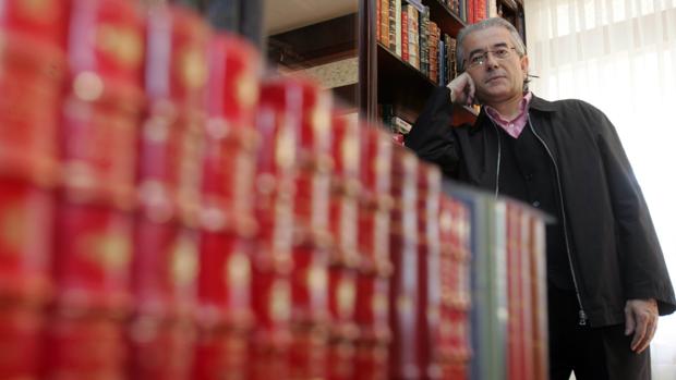 Juan Campos Reina, en una imagen rodeado de libros
