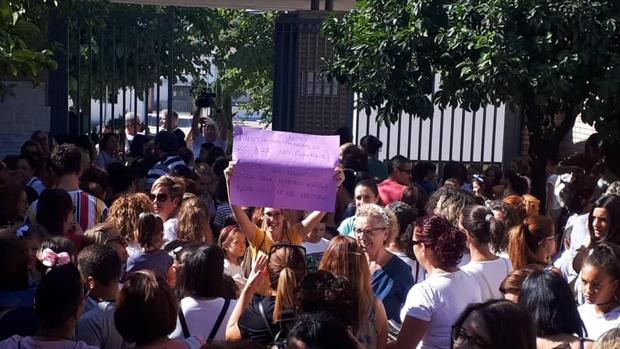 Protesta de padres y alumnos esta mañana en Nueva Carteya