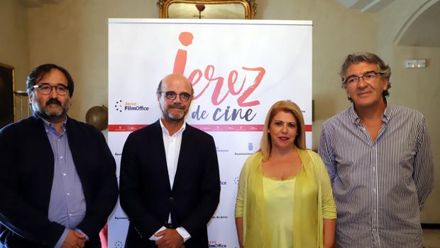 La alcaldesa con representantes de los promotores de la serie