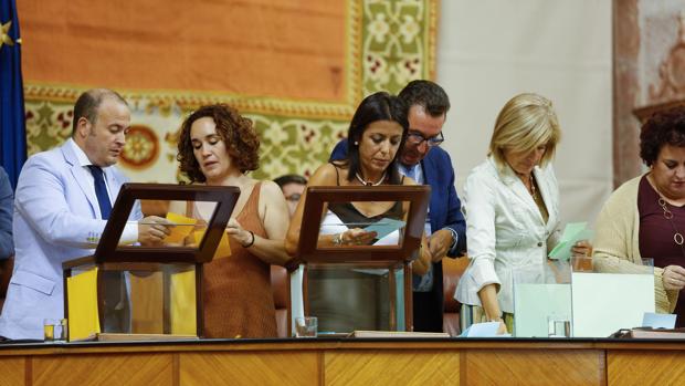 La presidenta del Parlamento, Marta Bosquet, y los miembros de la Mesa cuentan los votos para la elección de Maeztu
