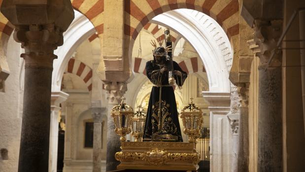 Algunas de las imágenes ya aguardan en el interior de la Catedral