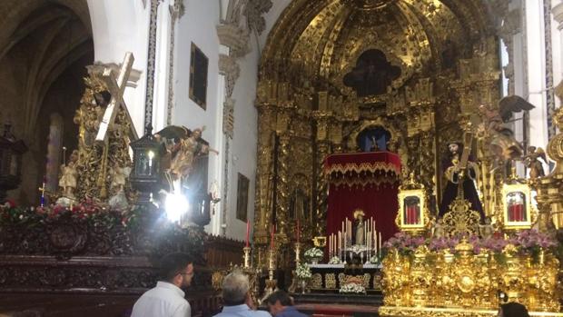 Nazarenos de Aguilar y Priego en la iglesia de San Francisco esta misma mañana