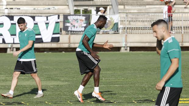 Owusu, entre Javi Flores y Fernández