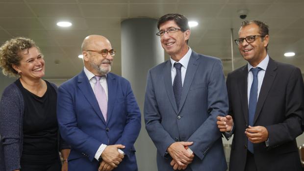 Pilar Querol, Carlos Rosado, de la Andalucía Film Comission, Juan Marín, vicepresidente de la Junta, y Juande Mellado, director general de la RTVA