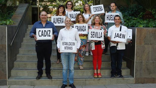 Imagen de los funcionarios con las cajas de firmas recogidas en cada provincia a la hora de presentarlas