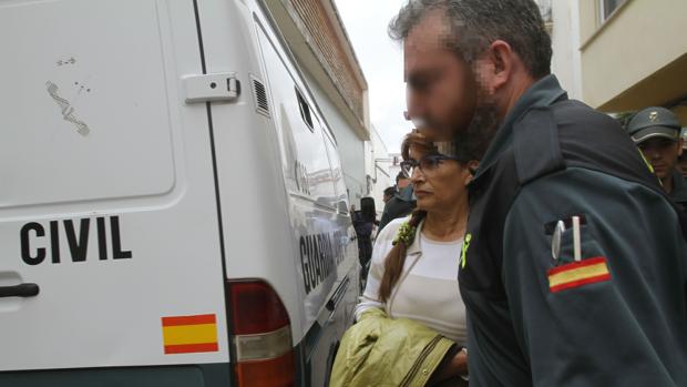 Un agente de la Guardia Civil con la alcaldesa de Peñarroya María Luisa Ruiz durante su detención