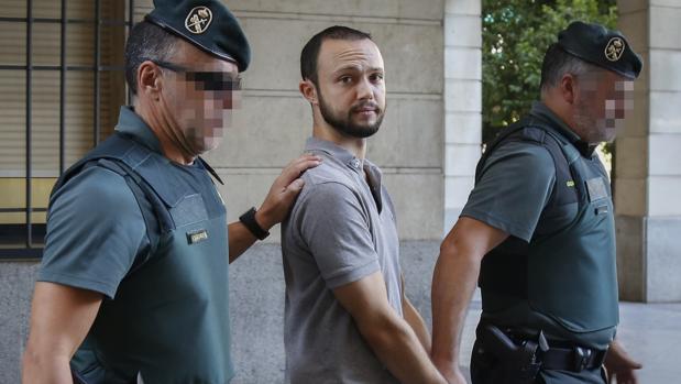 Sandro Marín Rodríguez, el administrador de Magrudis S.L., en el juzgado de Sevilla