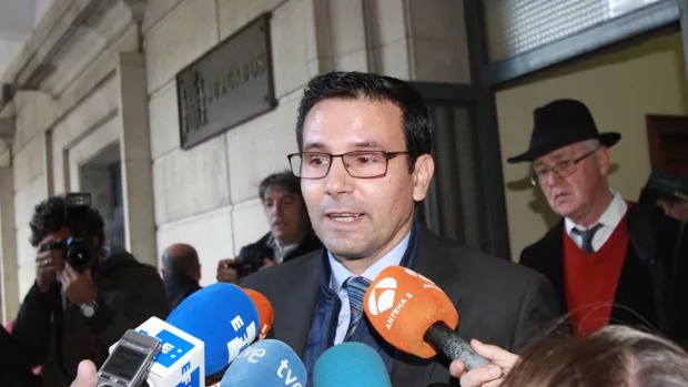El exalcalde de Granada Francisco Cuenca atiende a los medios a la salida de los juzgados de Sevilla