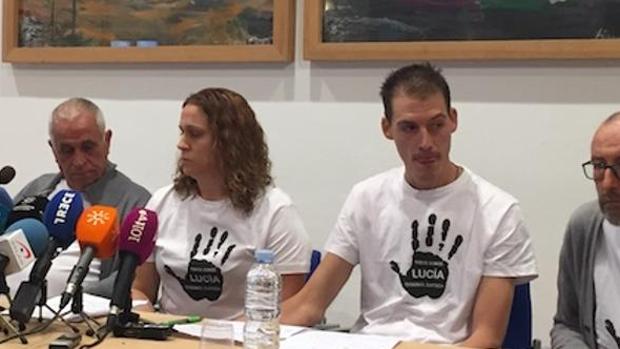 Los padres de Lucía en una de las ruedas de prensa que dieron antes de que se cerrara el caso