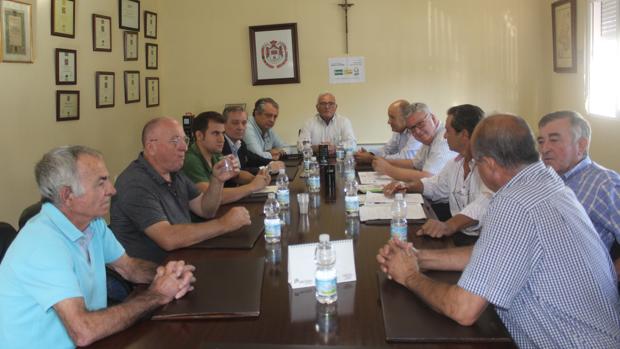 Reunión de dirigentes de la D.O. de Aceite de Baena, agricultores y representantes de UPA