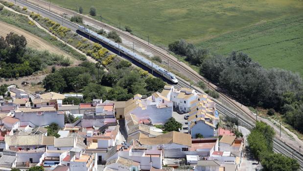 Tren de Alta Velocidad a su paso por Almodóvar del Río