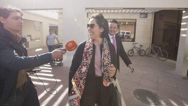 La exconcejal del PP en Granada, María Frances, a la salida de los juzgados.