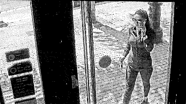 La ultima imagen de Dana con vida la toma una cámara de seguridad del banco junto a su cafetería en Vélez-Málaga a las 16.33 horas del 12 de junio