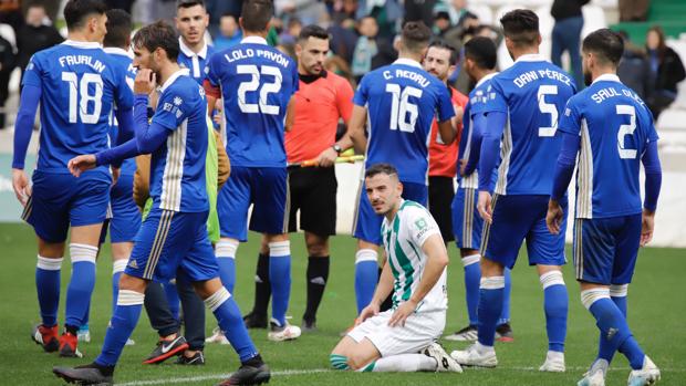 Fernández, arrodillado a la conclusión del partido