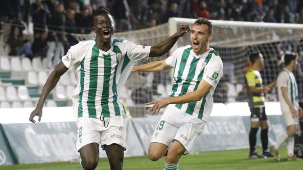 El defensa del Córdoba Djetei celebra el gol ante el Atlético Sanluqueño junto a Imanol