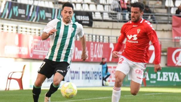 Valverde porfía un rival del Murcia, este domingo, en el Enrique Roca
