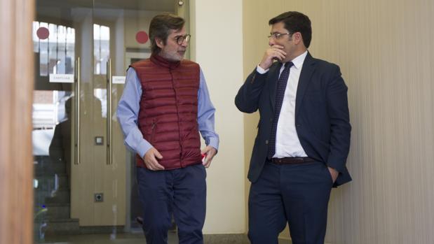 Los expresidentes del Córdoba CF Carlos González y Jesús León, en la firma de la venta del club