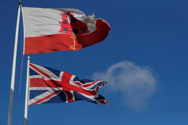 Las banderas del Reino Unido y de la colonia gibraltareña