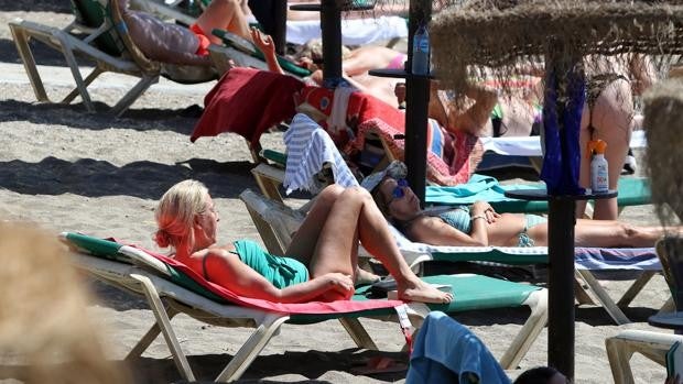 Turistas tomando el sol en la costa de Málaga