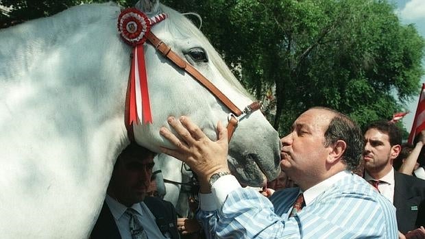 Jesús Gil besa a Imperioso