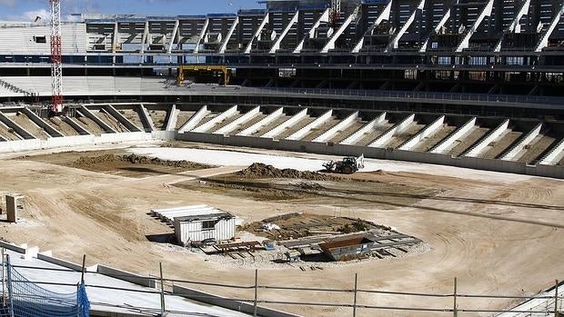 Vista del terreno de juego desde la grada media del córner suroeste