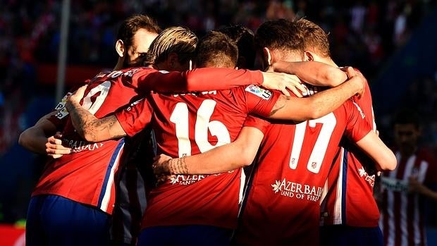 Los jugadores del Atlético se abrazan en el partido ante el Granada