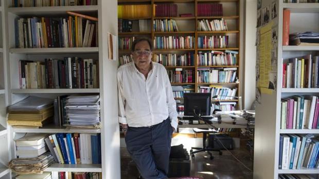 Francesc Carreras, premio Mariano de Cavia, en su despacho