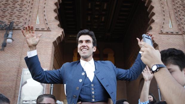Sergio Galán, sonriente, por la Puerta Grande de Las Ventas