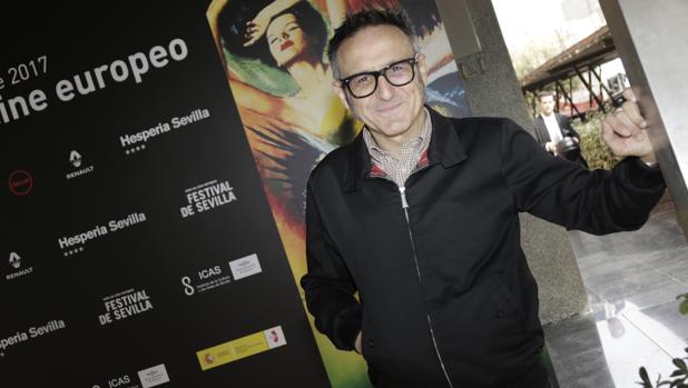 José Luis Cienfuegos junto al cartel del festival que diseñó María Cañas