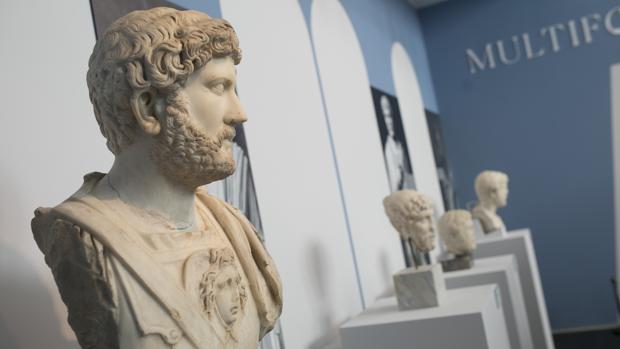 El busto de Adriano de Itálica, junto a otros tres que provienen de Tarragona, Mérida y Yecla