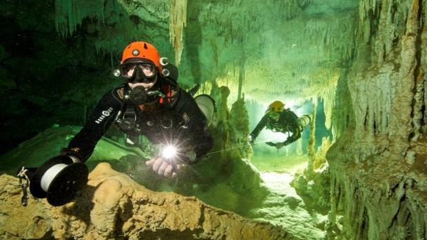 Equipo de exploración subacuática del Gran Acuífero Maya
