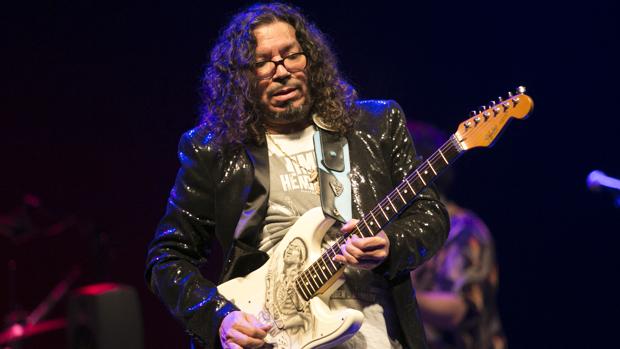 Raimundo Amador en pleno concierto