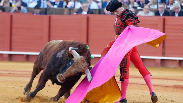 Una de las imágenes que dejó la corrida de este miércoles en Sevilla