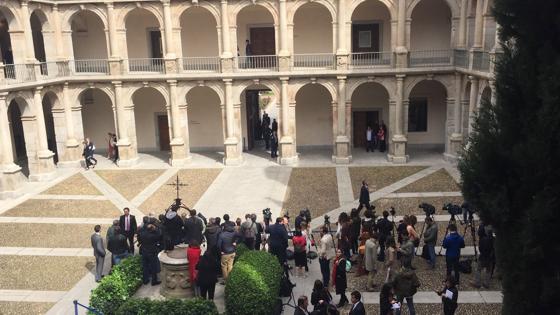 Los medios esperan la entrada de los protagonistas