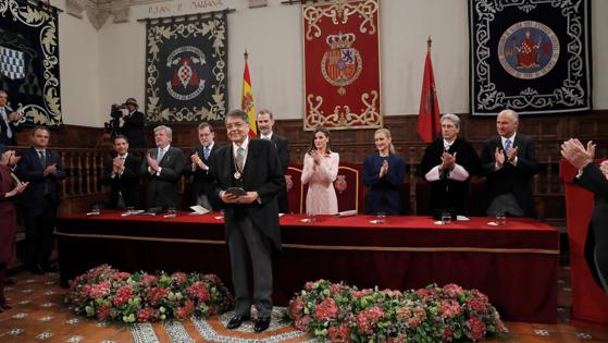 El escritor nicaragüense Sergio Ramírez (c), tras recibir de manos del rey Felipe la medalla y la escultura del Premio Cervantes, durante el acto de entrega del máximo galardón de las letras españolas que ha tenido lugar hoy en el Paraninfo de la Universidad de Alcalá de Henares.
