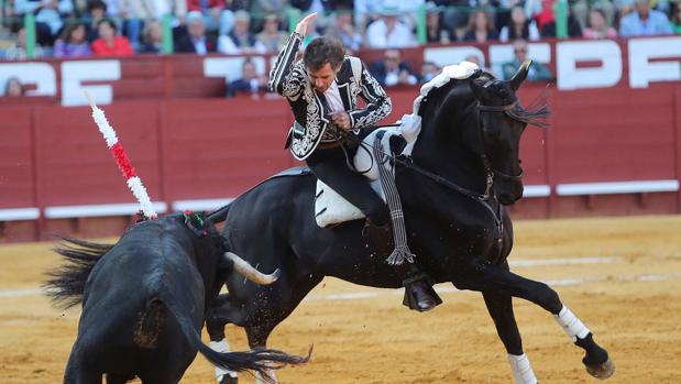 El rejoneador Pablo Hermoso de Mendoza, durante su faena en la corrida de rejones