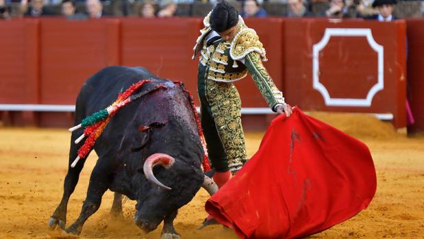 Pablo Aguado toreando al natural a un Torrestrella en la pasada Feria de Abril de Sevilla