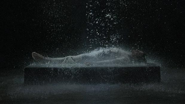 «La ascensión de Tristán (El sonido de una montaña bajo una cascada), de Bill Viola. Detalle