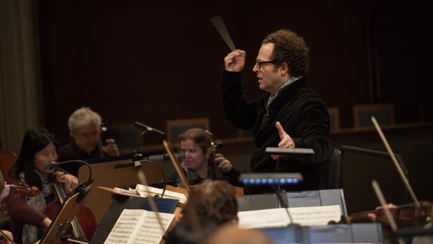 John Axelrod dirigiendo a la ROSS en un concierto