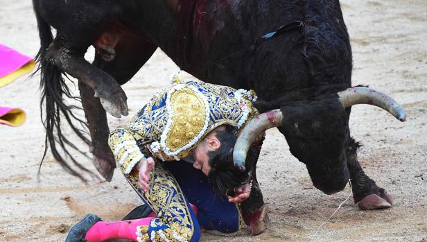 Espeluznante imagen, con López Simón a merced del sexto toro