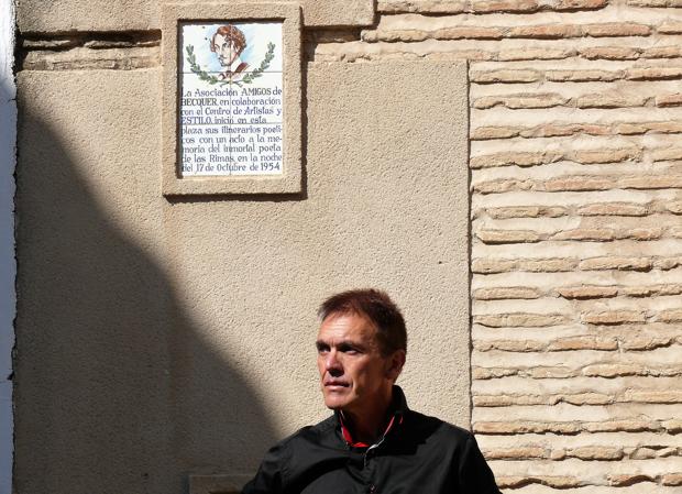 Mariano Fernández Urresti, junto a una placa dedicada a Bécquer en Toledo