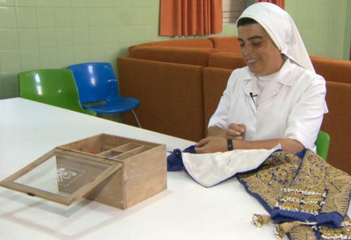 La madre Elisa cose el vestido de Jordi Pérez