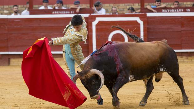 Pase de pecho de Juanito al segundo de Villamarta