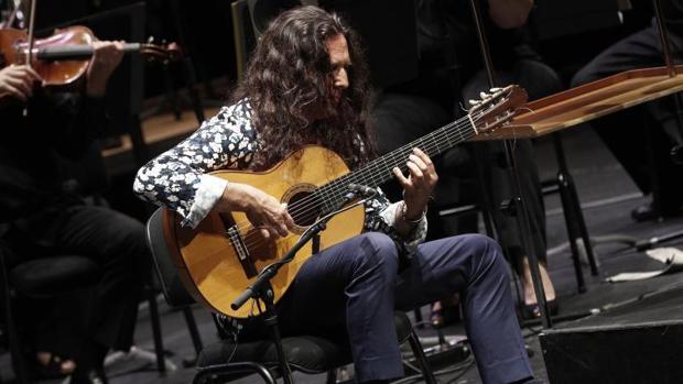 El guitarrista Tomatito, acompañado por la Orquesta Sinfónica de Navarra durante su actuación